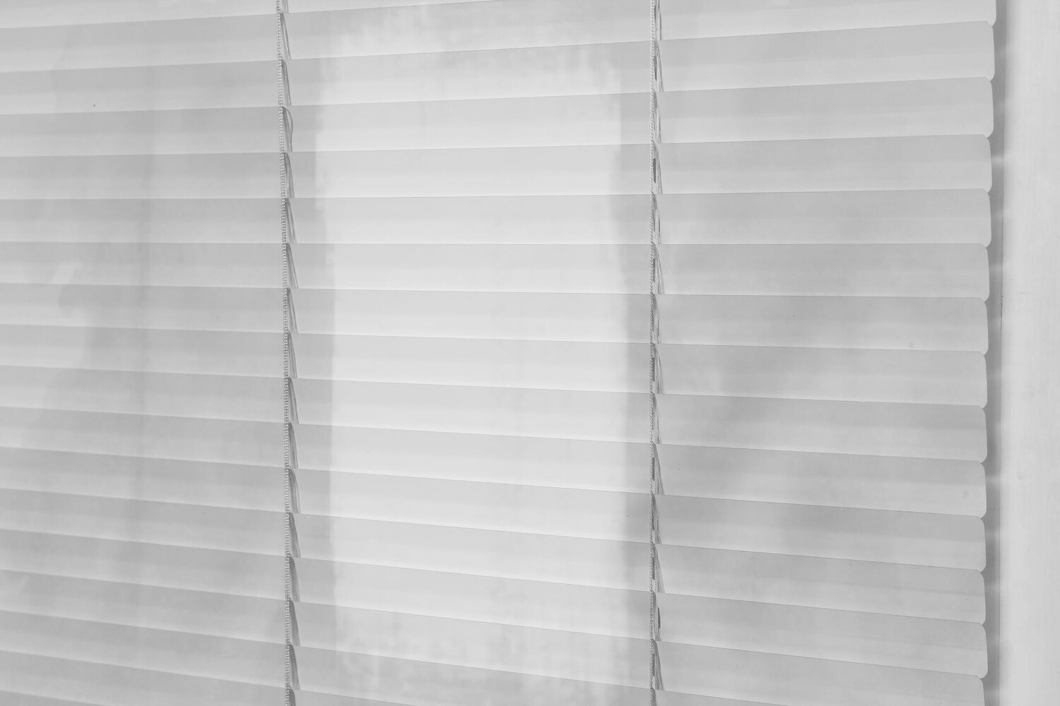 Montaż bezinwazyjny osłon – idealne rozwiązanie do wynajmowanego mieszkania